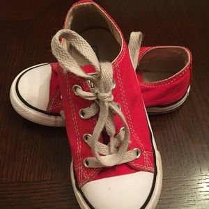 💕💕Converse youth red shoes. Size 9